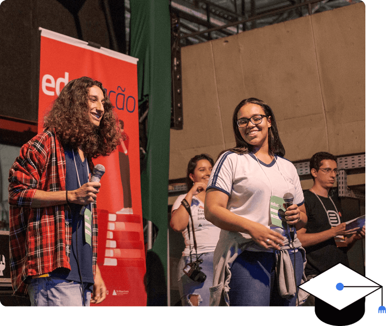 Jovens voluntarios em palco com microfone